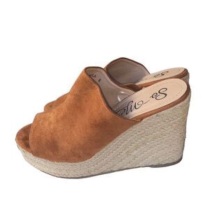 So Me Nola EUC Wedge Heel Sandal Cognac Camel Brown Faux Suade Size 8